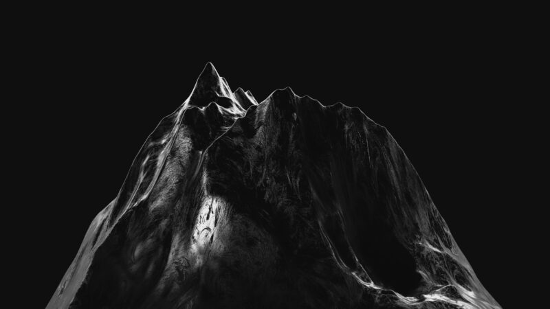 Silhouette eines Berges vor schwarzem Hintergrund.