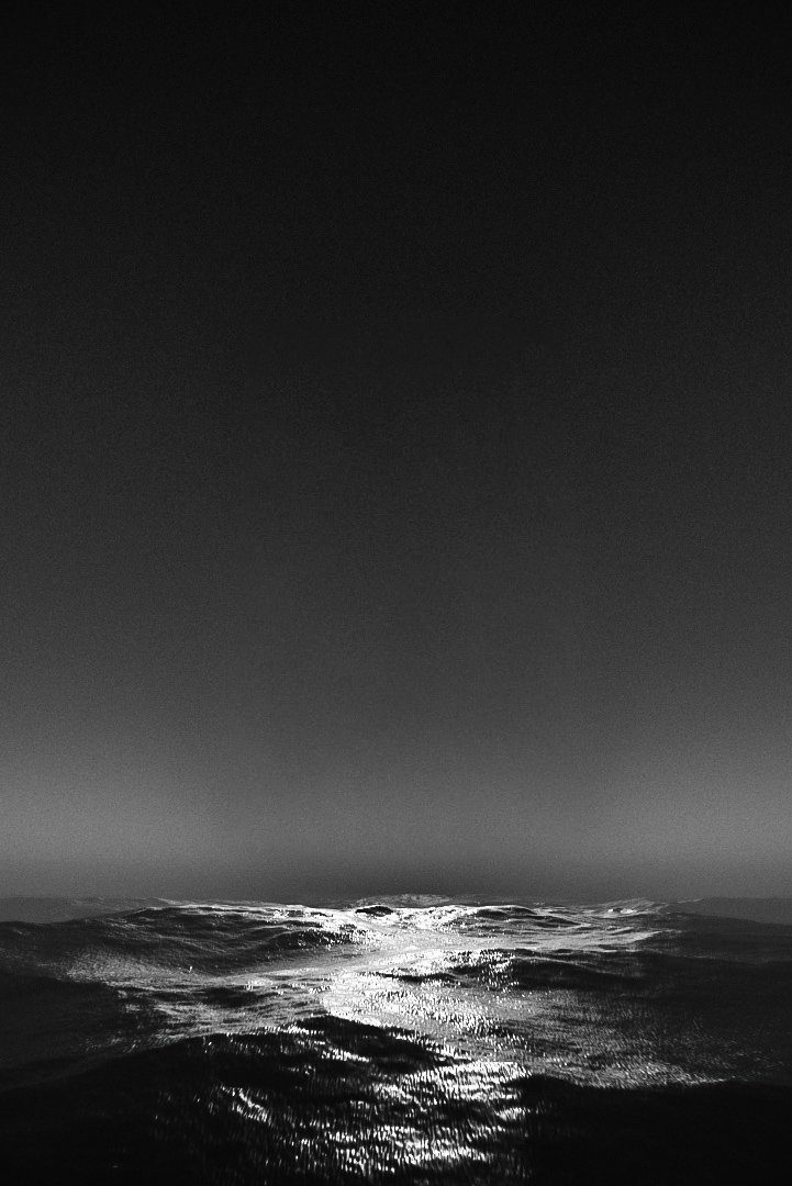 Schwarzweiss-Aufnahme von einem Meer.