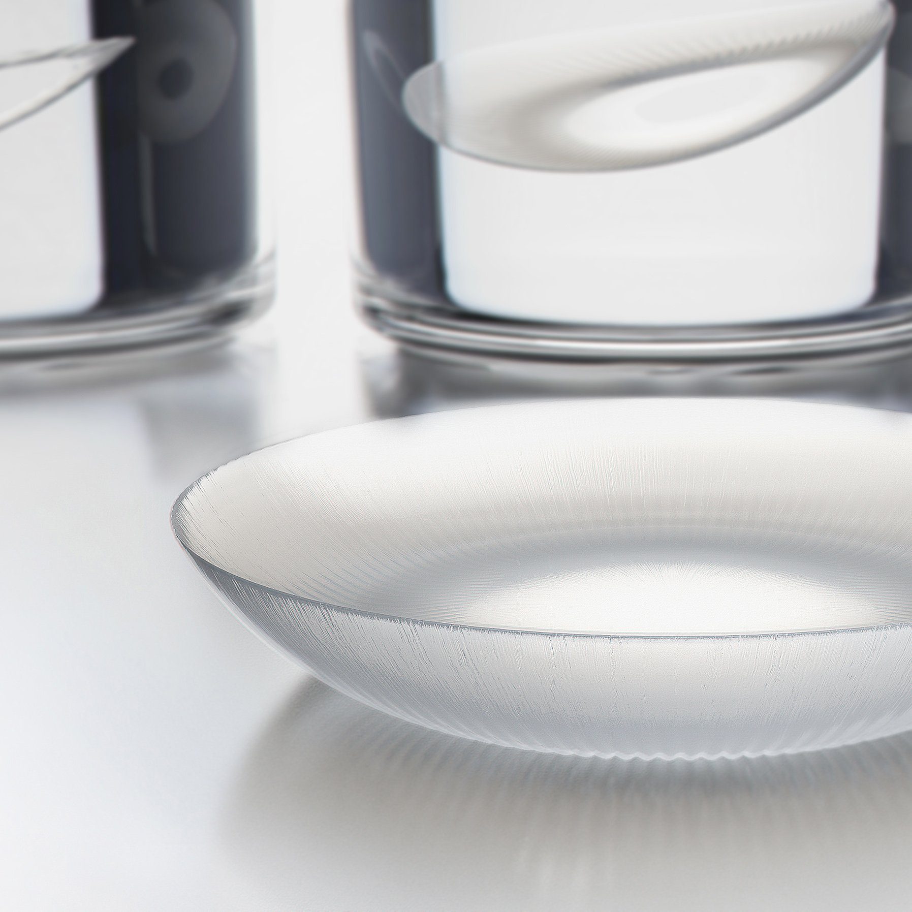 Growhorn Detail mit Regenzglas Nahaufnahme des Hornmaterials mit Reagenzgläsern im Hintergrund