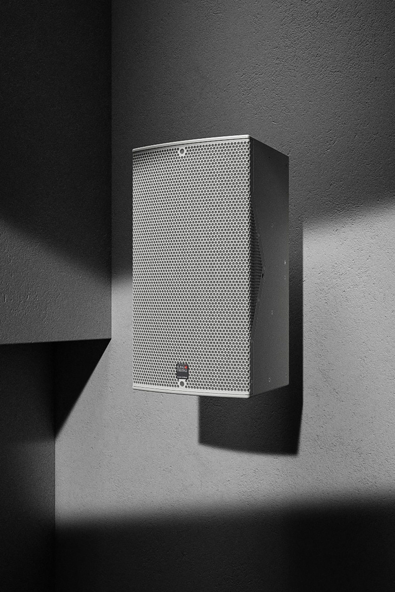 K&F Spectra 212i Detail 02 K&F Spectra 212i in weiß, schwebend vor einer grauen Wand