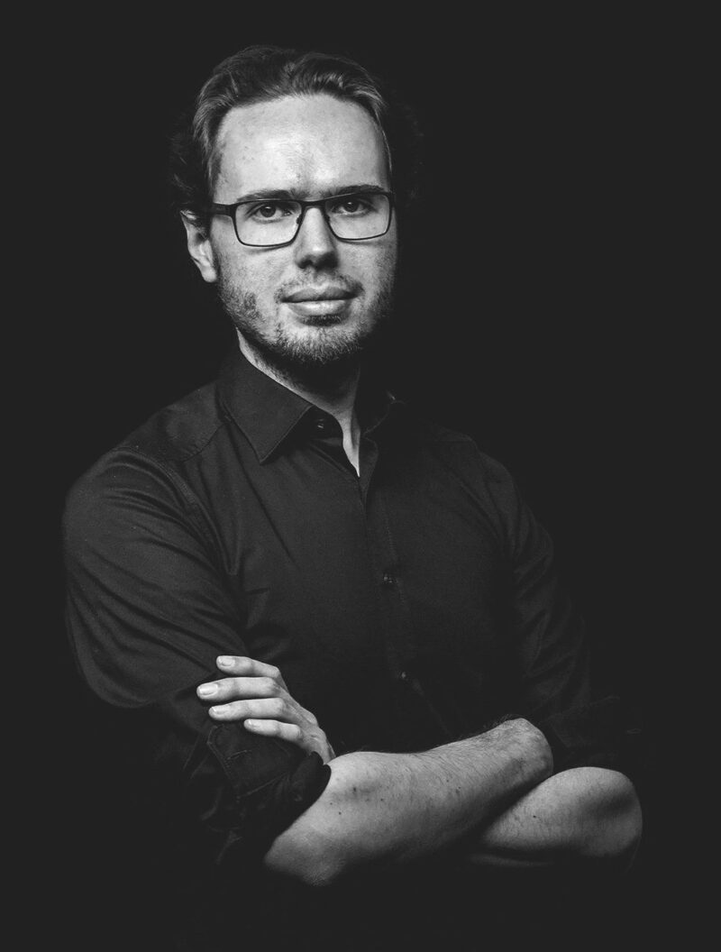 Leander Thiel Portrait Das Porträt zeigt eine Schwarzweiss-Aufnahme von dem Gründer Leander Thiel.