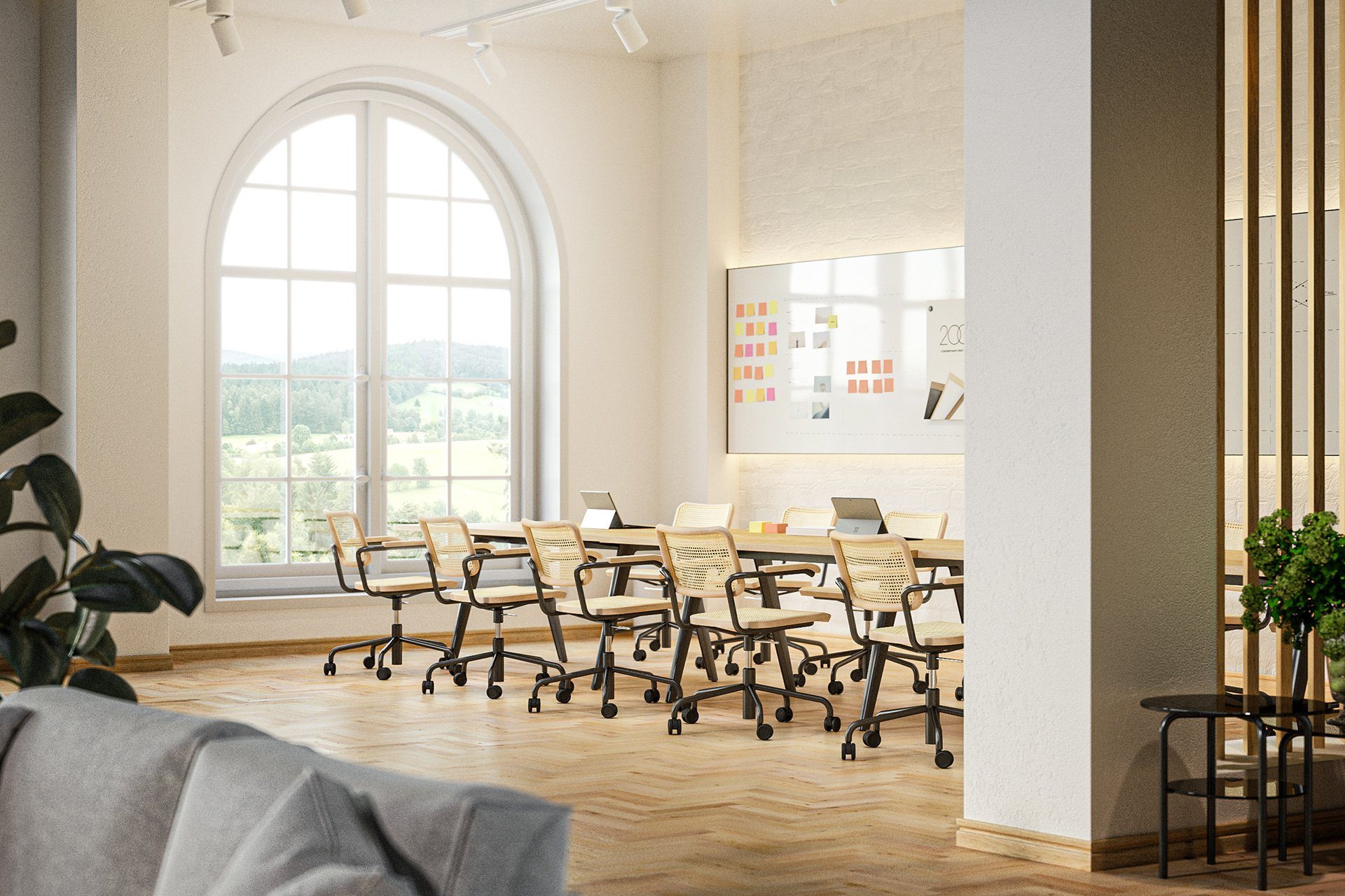 Helles Ambiente mit einer Besprechungssituation. Thonet 1500 sowie 64 im Bildmittelpunkt, darüber Spots und Whiteboard an der Wand