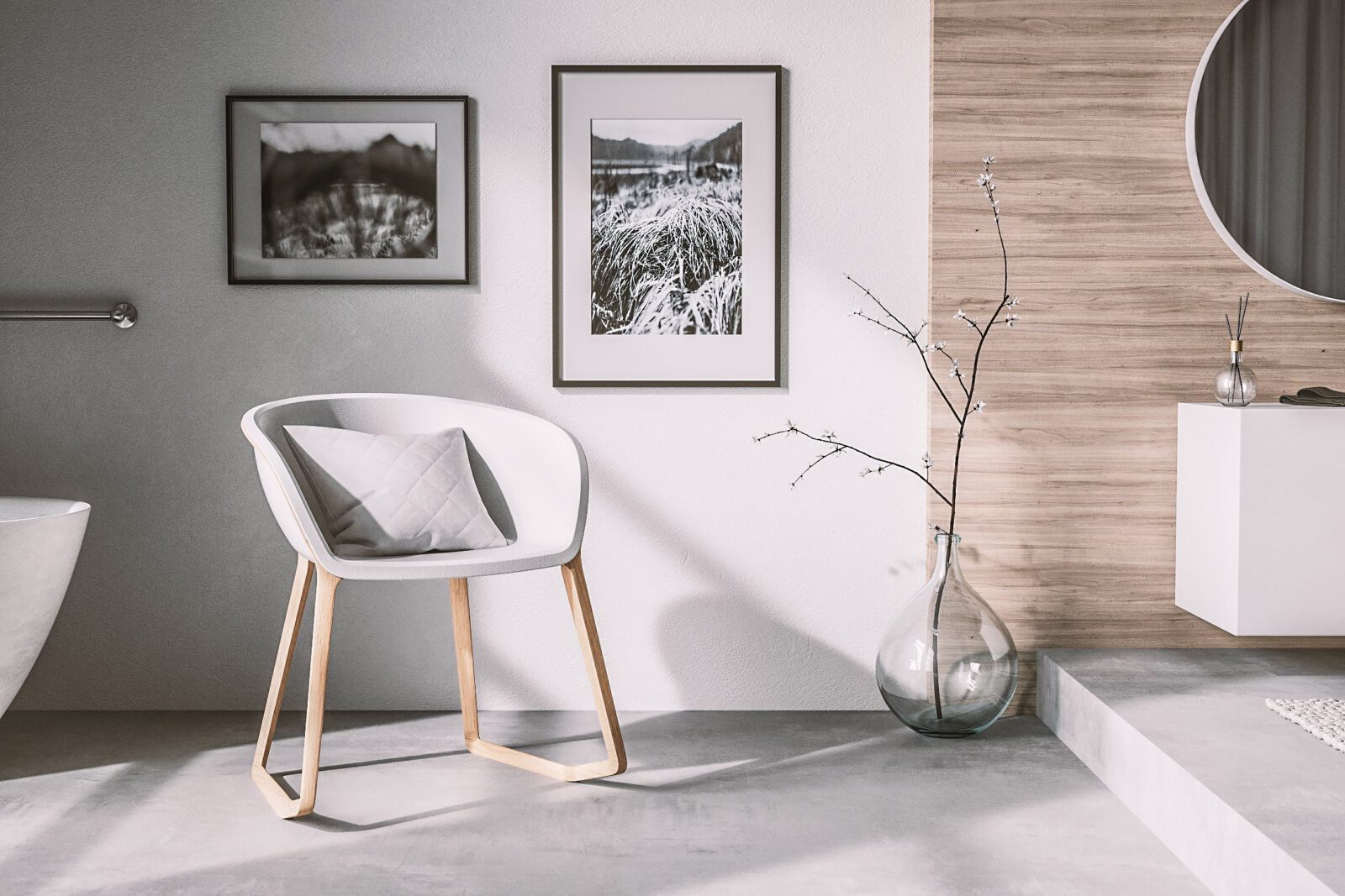 RiseUp Badezimmer Riseup Stuhl steht in einem Badezimmer Ambiente mit Bildern und Spiegel an der Wand. Rechts ist eine Stufe und links im Anschnitt ist eine Badewanne zu sehen.