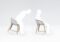 Eine Erklärgrafik in Form eines Ablaufdiagramms. Beim Aufstehen hebt sich über den Knick in der Schiene der hintere Teil des Stuhls an und erleichtert das Aufstehen.