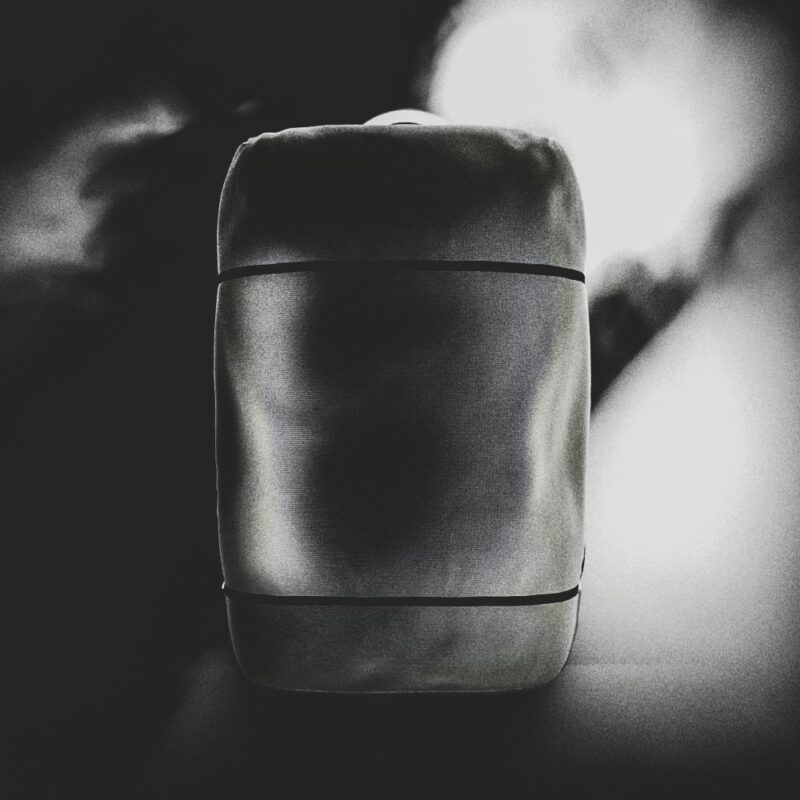 Rendering eines Rucksacks vor Nebel