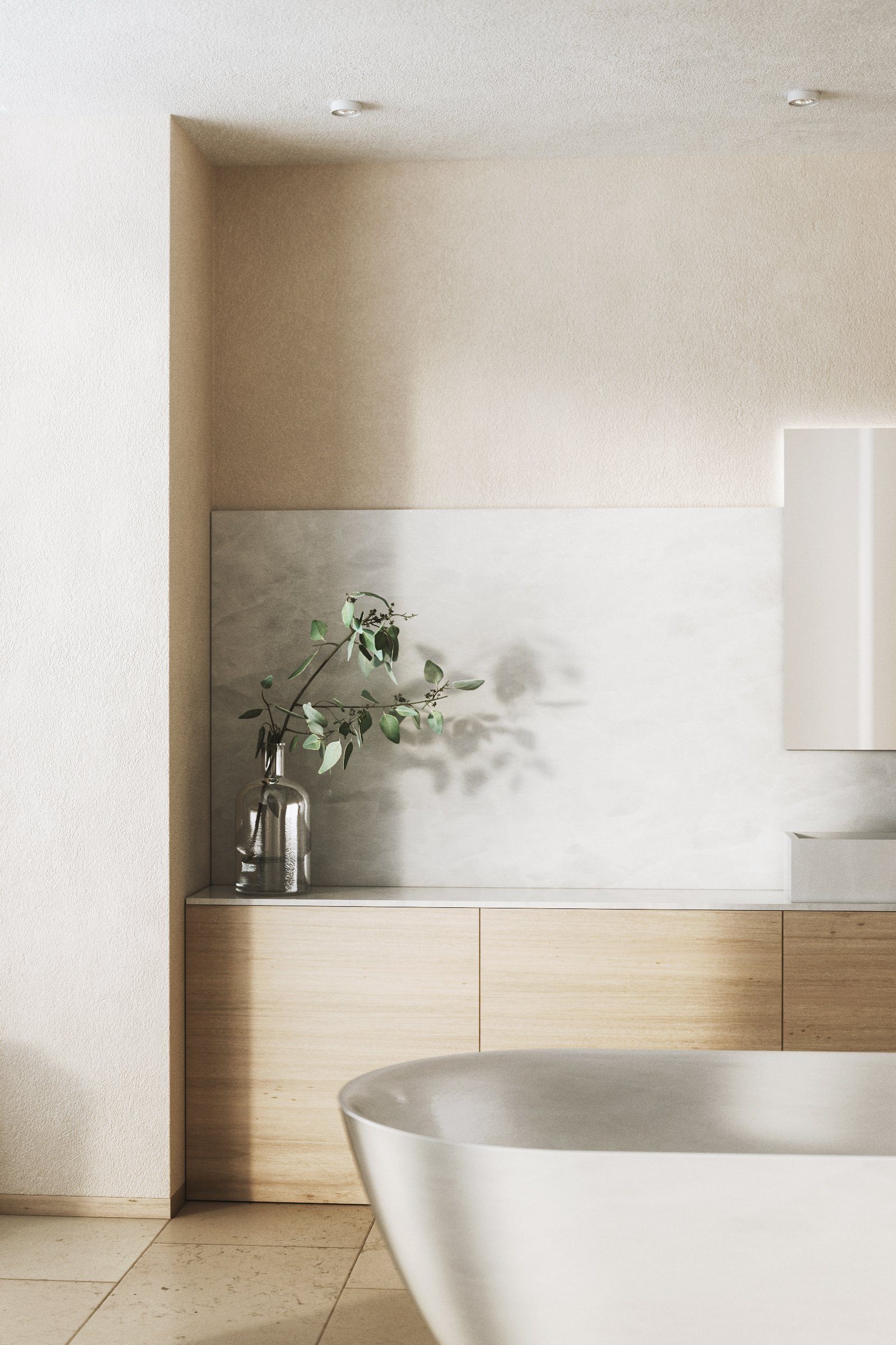 Eine Vase mit einem Zweig steht auf einem Badezimmerschrank. Im Vordergrund sieht man eine Badewanne im Anschnitt.