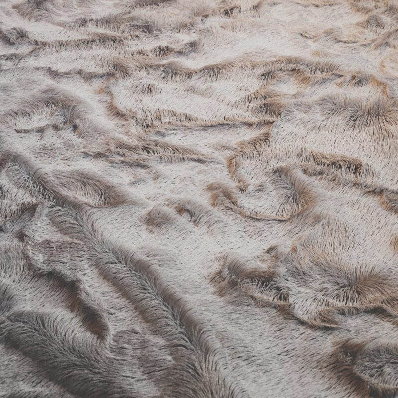 Strukturierte Felloberfläche in Weiß.