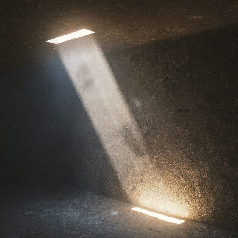 Licht strömt durch ein Loch in der Decke in einer Steinhöhle