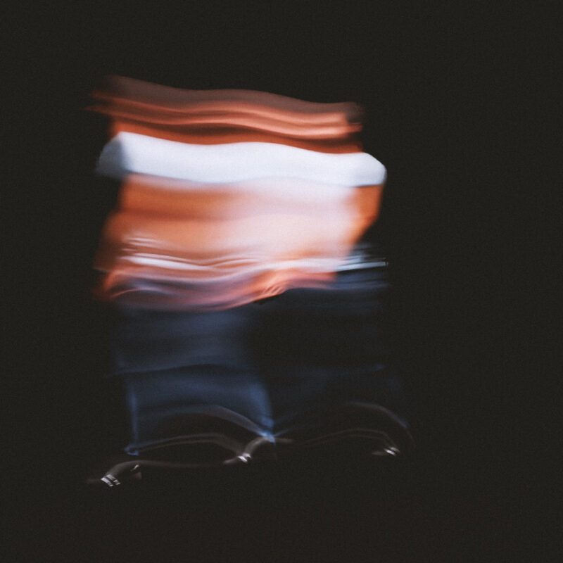 Langzeitbelichtung eines Mannes in Bewegung.