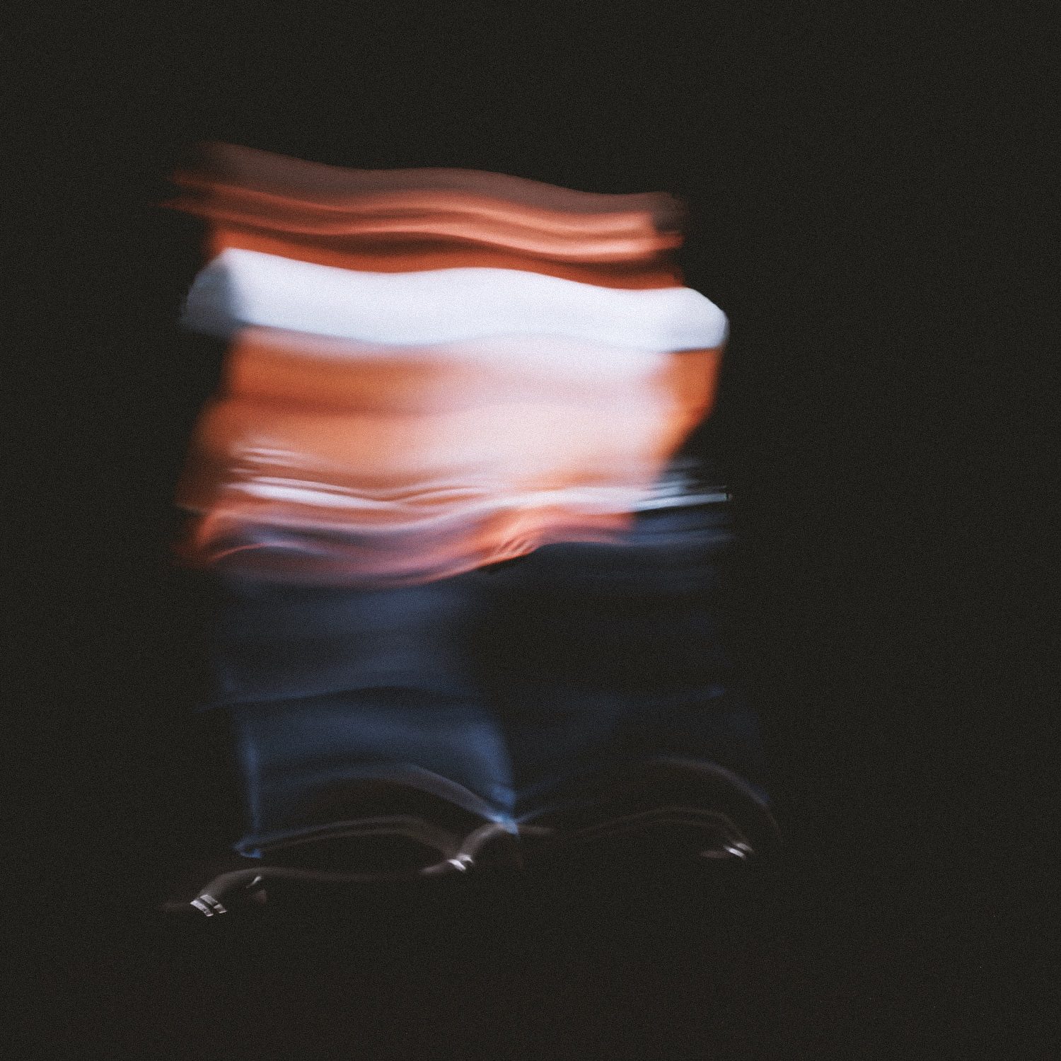 Langzeitbelichtung eines Mannes in Bewegung.