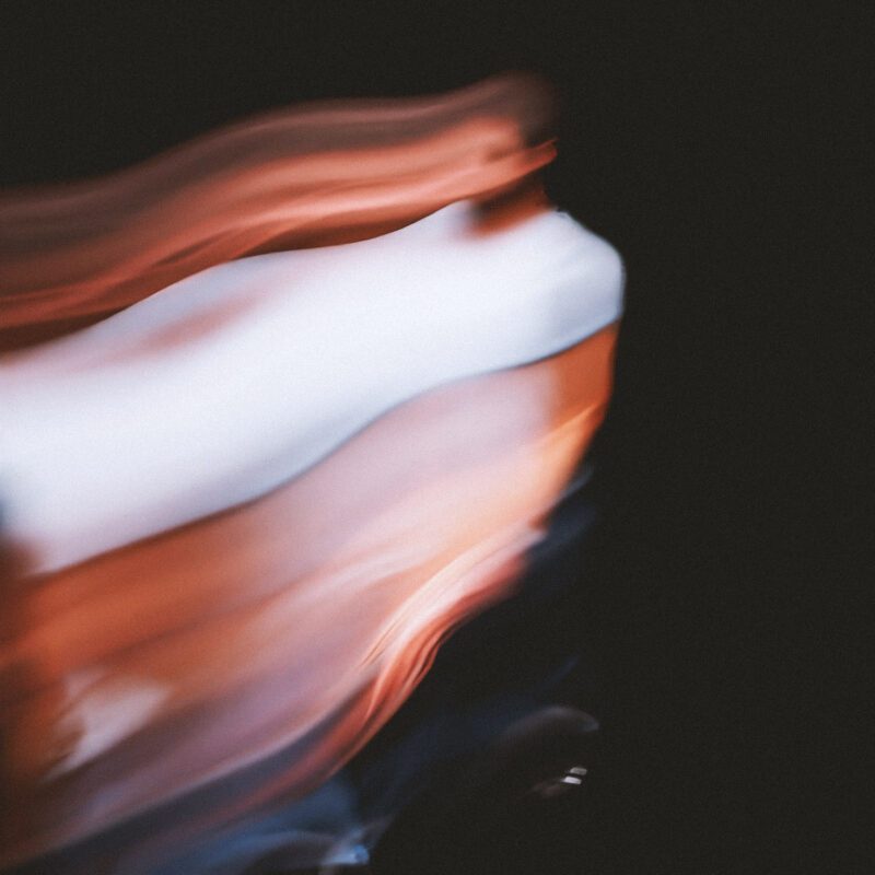 Langzeitbelichtung eines Mannes in Bewegung. Fast unkenntlich.