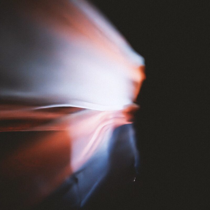 Langzeitbelichtung eines Mannes in Bewegung. Fast unkenntlich.